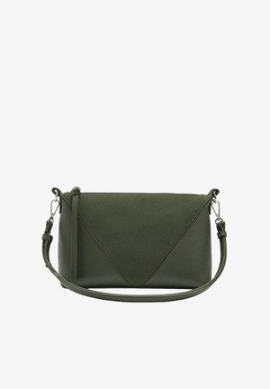 Torebka oliwkowa wykonana z miękkiego materiału, z geometrycznym wzorem, zapięciem na zamek oraz regulowanym paskiem ze srebrnymi okuciami.