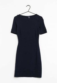 Vestido ceñido azul marino hecho de tela suave, que presenta un escote redondo, mangas cortas y un dobladillo con una sutil textura acanalada.