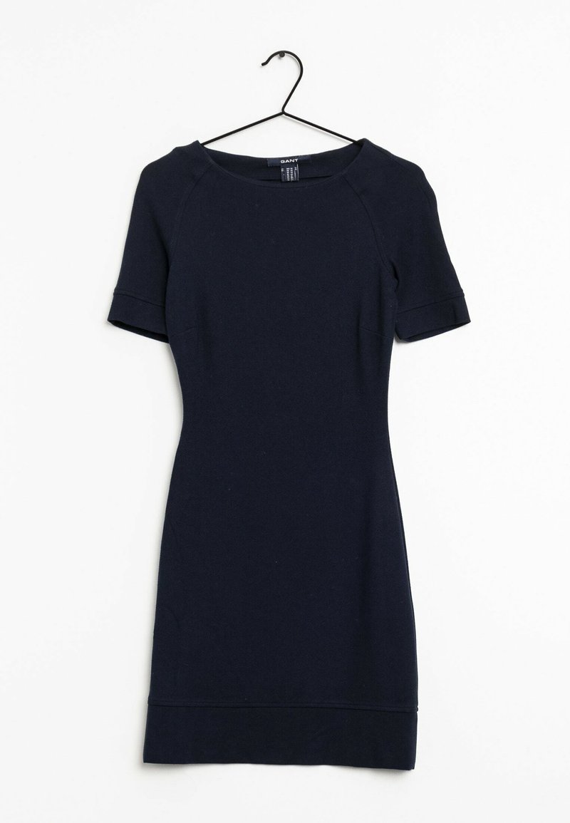 Vestido ceñido azul marino hecho de tela suave, que presenta un escote redondo, mangas cortas y un dobladillo con una sutil textura acanalada.