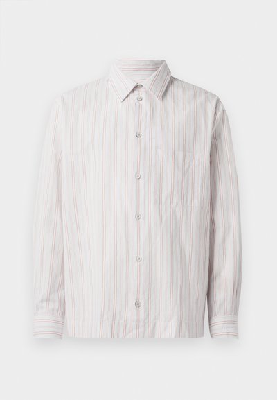 Chemise blanche à boutons avec de fines rayures verticales roses, col pointu, manches longues, poche poitrine simple et ourlet arrondi.