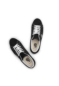 Sorte semskede sneakers med hvite lisser og sømmer, med gummi såle og logo innvendig, uformell design som passer til hverdagsbruk.