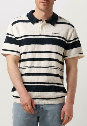 Gestreepte polo met korte mouwen, gemaakt van textuurstof, met blauwe en witte horizontale strepen, een donkere kraag en een klein logo.
