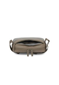 Kompakte, beige Tasche mit einer strukturierten Stoffoberfläche und glatten Seiten. Verfügt über doppelte Reißverschlüsse, einen verstellbaren Tragegurt und ein graues Innenfutter.