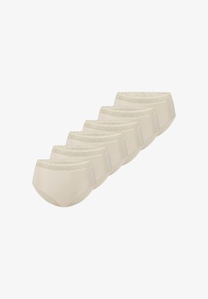 Zes beige damesonderbroeken met kanten rand aan de tailleband, diagonaal gerangschikt op een witte achtergrond.