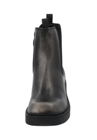 Botín negro de imitación cuero con una textura suave, puntera redondeada, paneles laterales elásticos y tiradores para facilitar su colocación. Suela plana de goma.