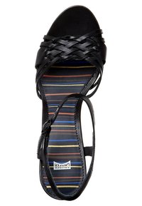 Sandale noire à bout ouvert avec brides tissées à l'avant, bride à boucle à la cheville et semelle intérieure rayée multicolore avec étiquette "Camper".