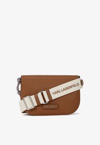 Selezionato, dark tan