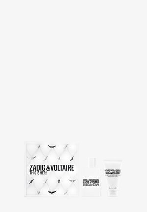 Zadig & Voltaire Geschenkset mit einer klaren Flasche, weißer Körperlotion und einer gesteppte weiße Box mit schwarzen Akzenten und Branding.