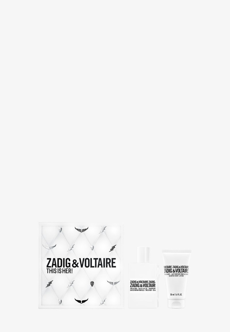 Zadig & Voltaire geschenkset met een doorzichtige fles, witte bodylotion en een gewatteerde witte doos met zwarte accenten en branding.