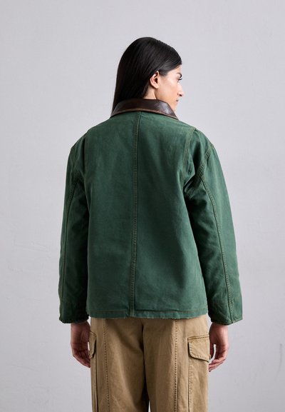 Grüne Jacke mit einem braunen Lederkragen, langärmlig, mit lässiger Passform und sichtbaren steppdetails auf einem strukturierten Stoff.