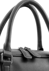 Schwarze Lederhandtasche mit glatter Textur, zwei abgerundeten Griffen, doppeltem Reißverschluss und detaillierten Nähakzenten.