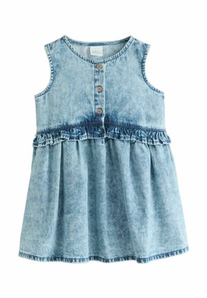 Robe sans manches en denim bleu clair délavé à l'acide, avec un col rond, trois boutons marron sur la poitrine et une bordure à volants à la taille.