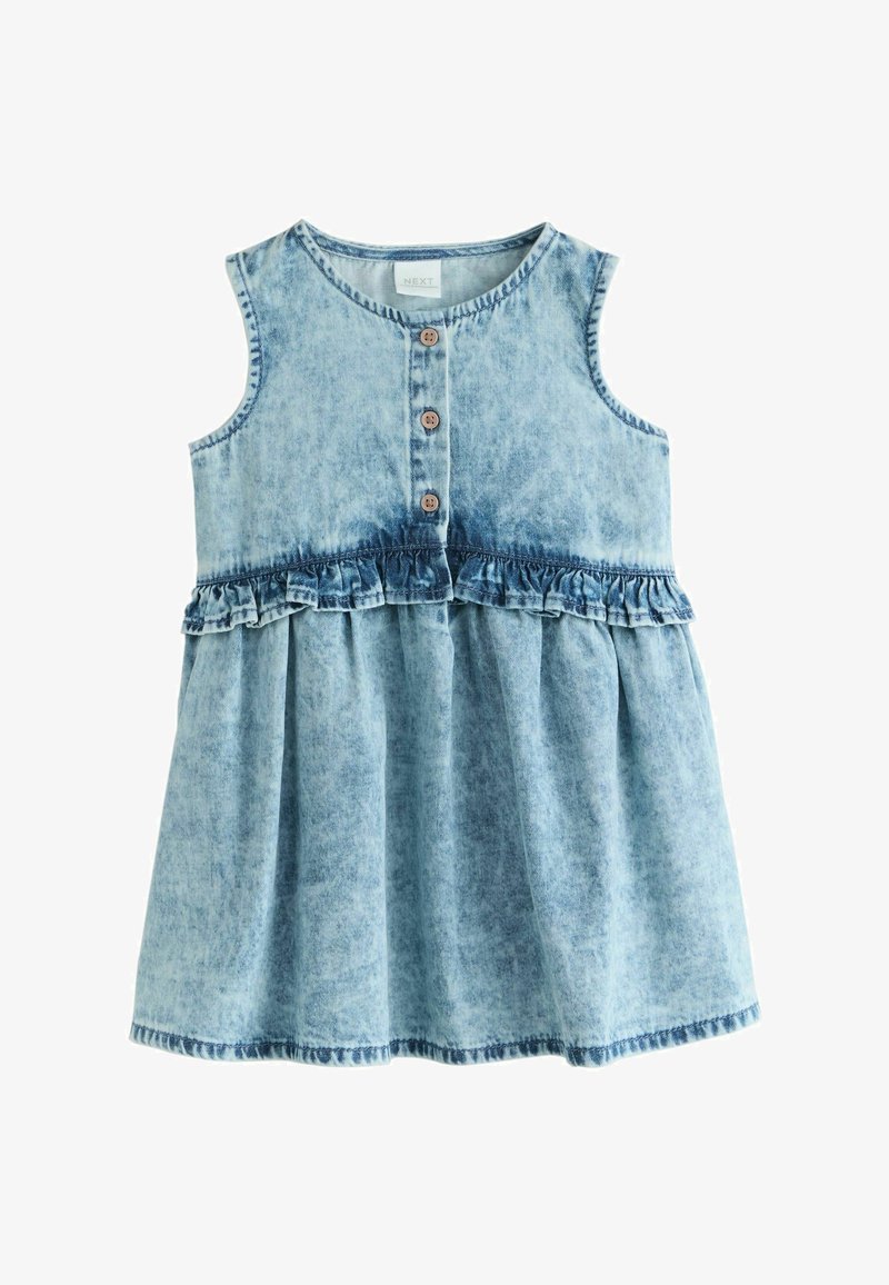 Robe sans manches en denim bleu clair délavé à l'acide, avec un col rond, trois boutons marron sur la poitrine et une bordure à volants à la taille.