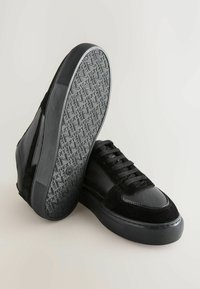 Schwarze High-Top-Sneaker aus Wildleder und strukturiertem Leder, mit einer glatten Zehenkappe, Schnürverschluss und einer gemusterten Gummisohle.