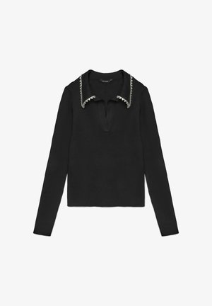 Schwarzer gerippter Langarmpullover mit einem Kragenhalsausschnitt, verziert mit dekorativen, perlenähnlichen Akzenten entlang der Kragenkanten.
