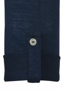 Blauer Leinenstoff mit strukturierter Oberfläche, ausgestattet mit einem Knopfverschluss und einem kontrastierenden Bündchen am Ende. Der Knopf hat ein leicht perlmuttartiges Finish.