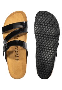 Zwarte gepatenteerde leren sandalen met drie brede banden, een kurken voetbed en een gestructureerde zwarte rubberen zool met een hexagonaal patroon.