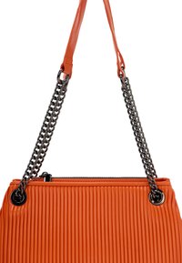 Narancssárga redős kézitáska texturált felülettel, ezüst lánc pánttal és fekete kiegészítőkkel. Zipzáros záródás a tetején.
