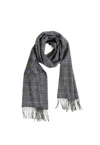 Bufanda de cuadros tejida en gris y negro con bordes deshilachados, que presenta una textura suave y sutiles acentos azules a lo largo del diseño.