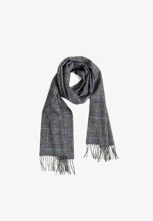 Bufanda de cuadros tejida en gris y negro con bordes deshilachados, que presenta una textura suave y sutiles acentos azules a lo largo del diseño.