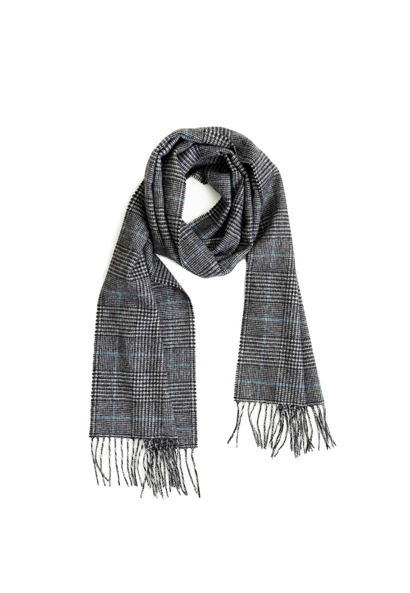 Bufanda de cuadros tejida en gris y negro con bordes deshilachados, que presenta una textura suave y sutiles acentos azules a lo largo del diseño.