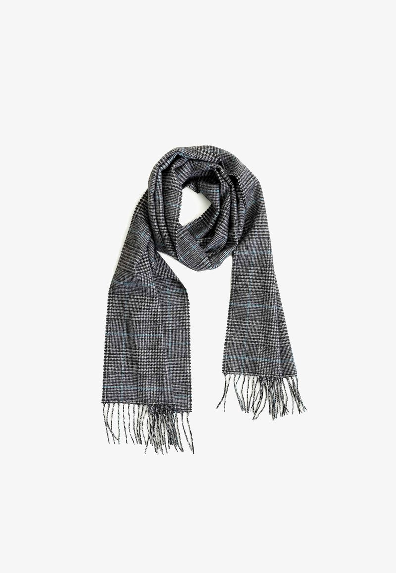 Bufanda de cuadros tejida en gris y negro con bordes deshilachados, que presenta una textura suave y sutiles acentos azules a lo largo del diseño.
