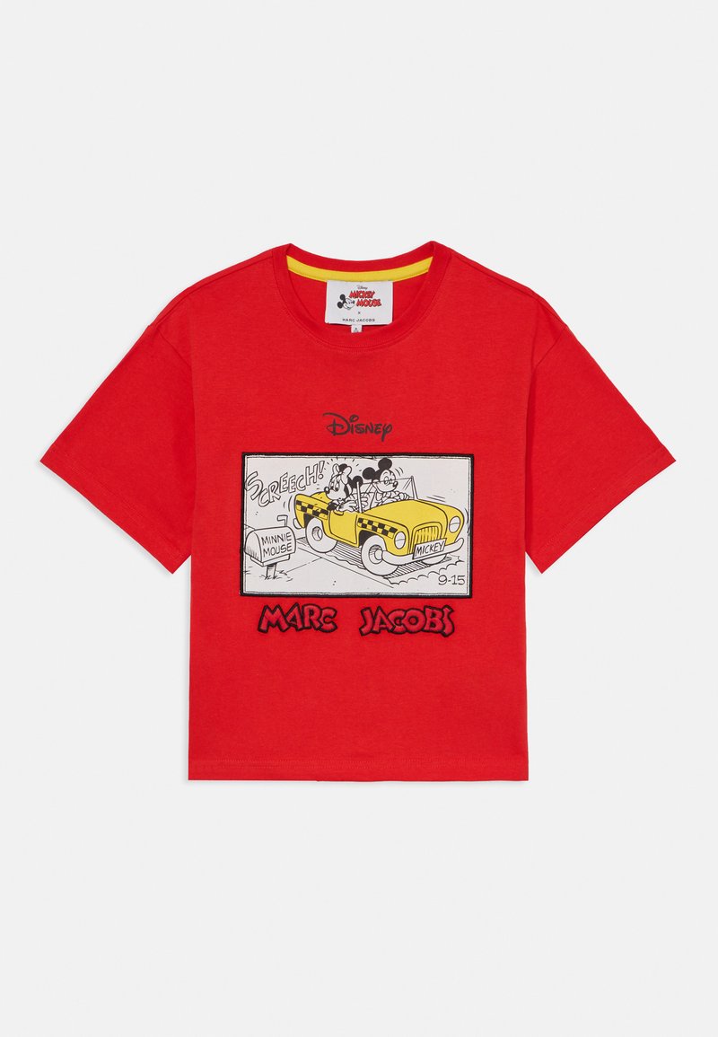 Červené bavlněné tričko s grafickým potiskem Mikey a Minnie Mouse v žlutém taxíku, s černým textem a žlutými akcenty na límci.