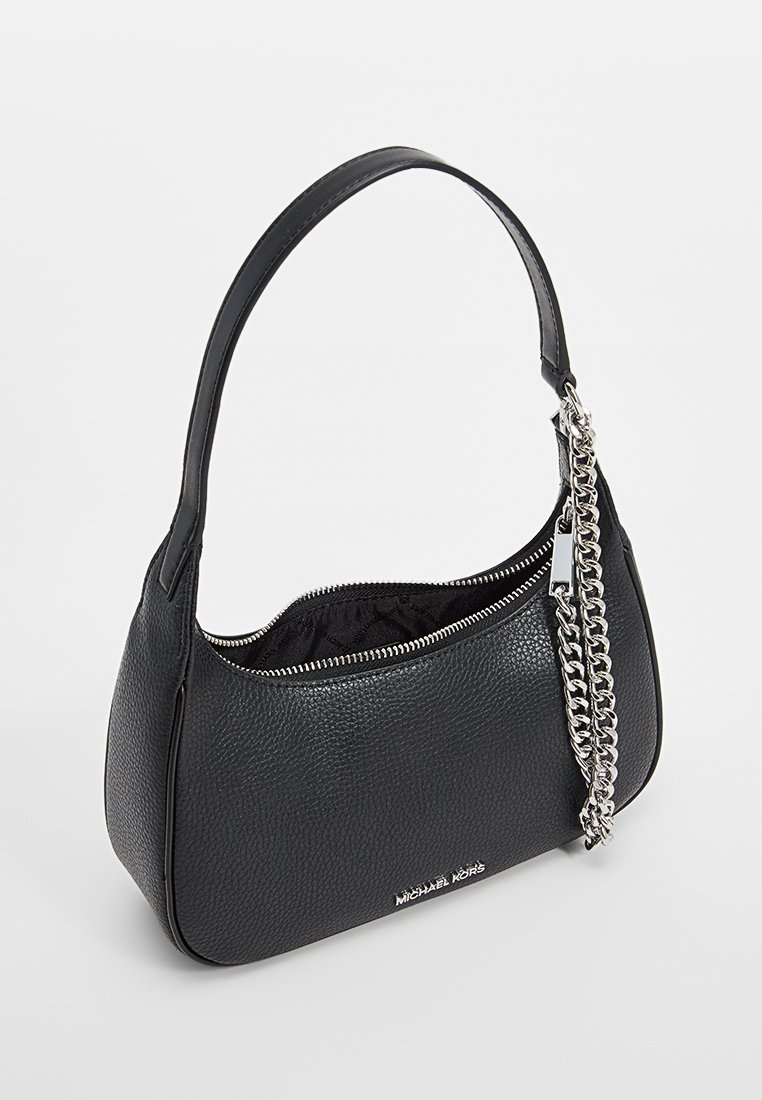 Borsa a mano in pelle nera con superficie testurizzata, forma curva, manico corto e accentuazione in catena argentata. Chiusura superiore con zip.