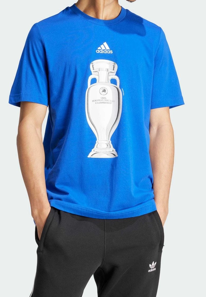 Camiseta de algodón azul con un gran gráfico de un trofeo del Campeonato Europeo de Fútbol de la UEFA centrado en el frontal, con el logo de Adidas arriba.