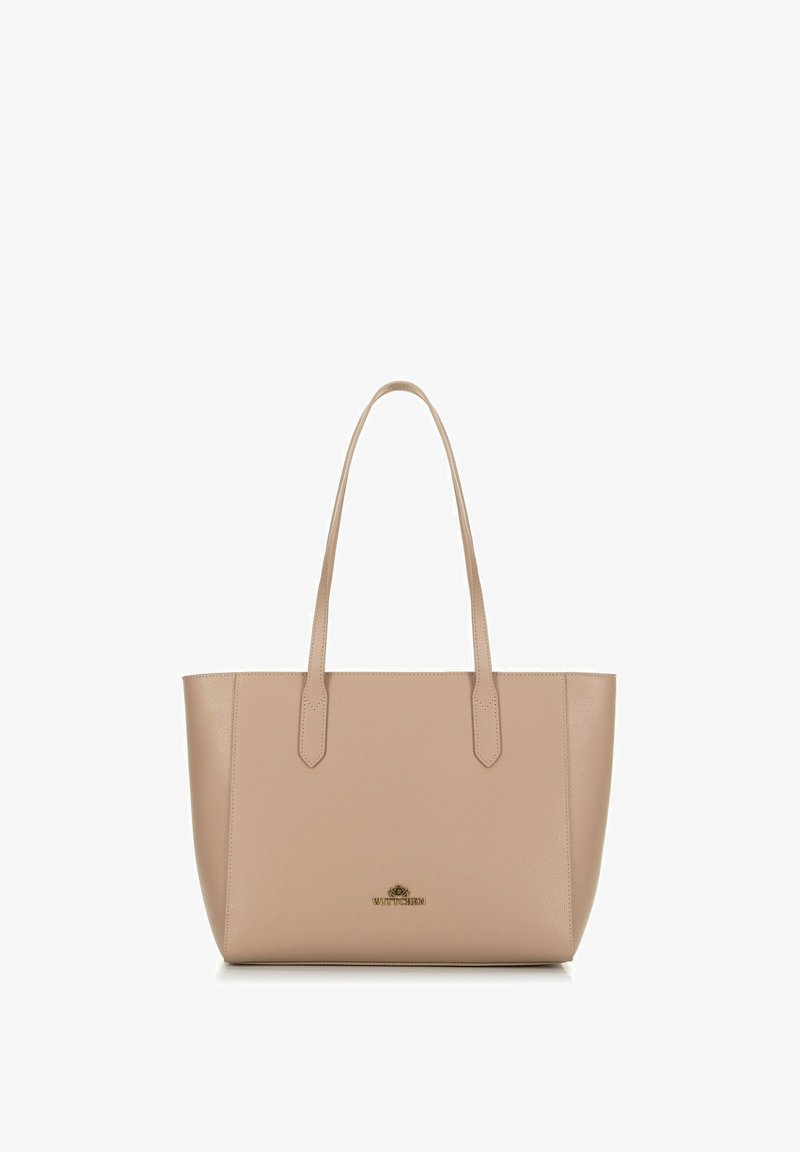 Beige leren totebag met twee lange handvatten, vierkante vorm, gestructureerde afwerking en subtiel logo op de voorkant.