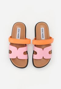 Rosa och orange sandaler med en slät yta, som har utskärningar, dubbla remmar och en brun konstläderinlägg på en svart sula.