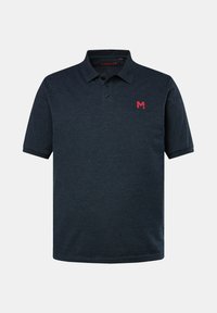 Polo de color azul marino hecho de tejido texturizado, con un cuello de tres botones y un logo rojo "M" en el lado izquierdo del pecho. Mangas cortas.
