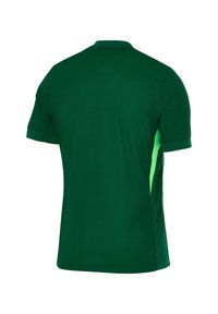 Maglia sportiva verde a maniche corte. Presenta una texture liscia, accenti laterali di un verde chiaro a contrasto e un collo rotondo.
