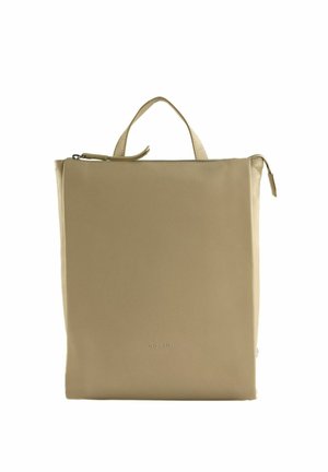 Sac à main rectangulaire en cuir beige avec poignée supérieure et fermeture éclair, design minimaliste, nom de la marque embossé près du centre inférieur.