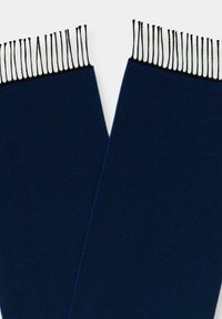 Granatowy szalik z wzorem jodełki, z frędzlami w czarnym kolorze. Miękka tekstura, kształt prostokątny i średnia długość.