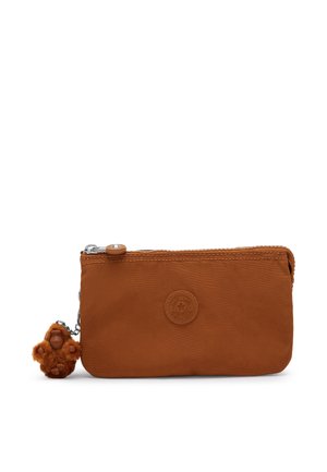 Bolsa de tela rectangular marrón con cremallera y pequeño llavero de mono de peluche adjunto en el lado izquierdo.