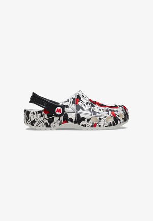 Schwarz-weißer Clog mit cartoonhaften Motiven, roten Akzenten, Belüftungsöffnungen und einem verstellbaren schwarzen Fersenriemen mit rotem Logo.
