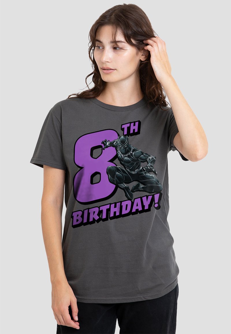 Ein dunkelgraues T-Shirt mit großen lila "8. GEBURTSTAG!"-Text und einer schwarzen und grauen Superhelden-Grafik in dynamischer Pose.