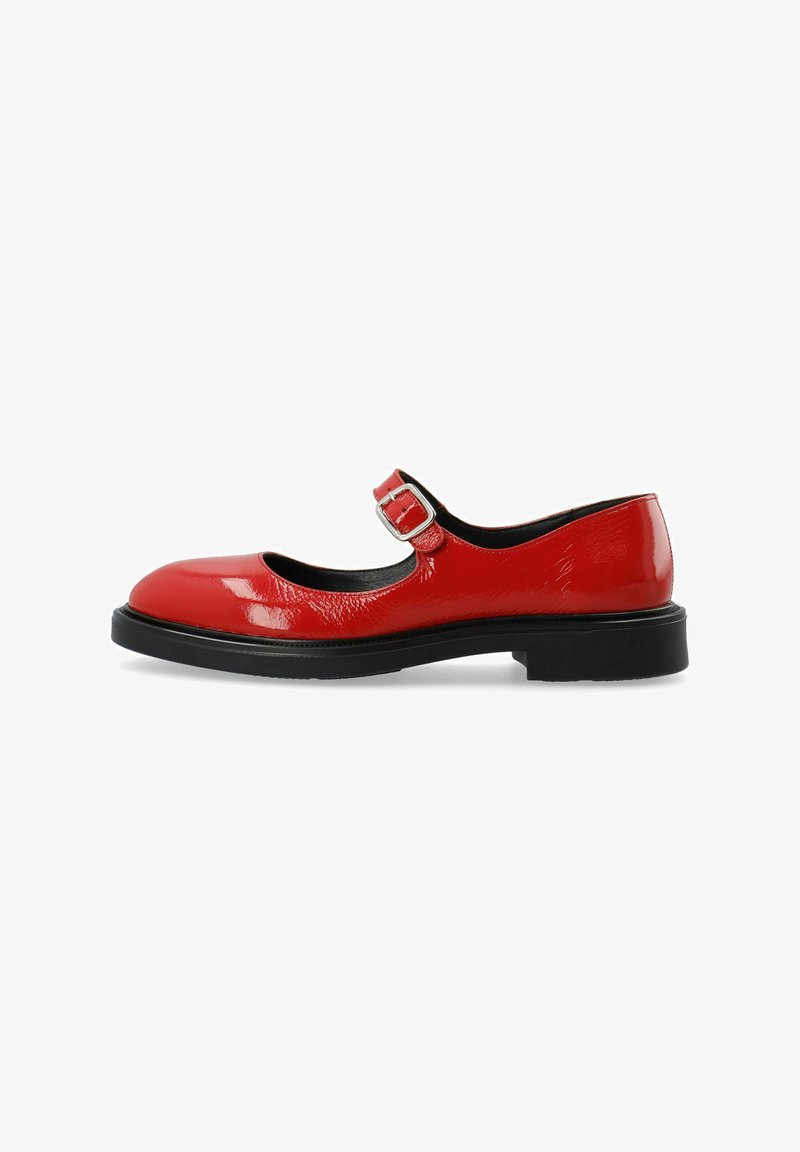 Rote Lackleder-Mary Jane-Schuhe mit runder Zehenpartie, verstellbarem Riemen mit silberner Schnalle und schwarzer Gummisohle. Glatte Oberfläche.