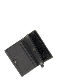 Portafoglio in pelle nera con diversi scomparti per carte, una tasca per le monete con zip e una chiusura a pressione. Superficie testurizzata con un discreto dettaglio del logo.