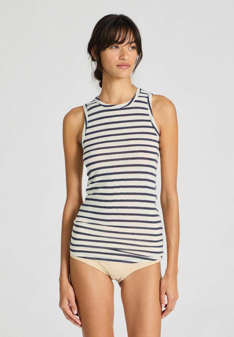 Stribet tanktop i creme og marineblå, med rund halsudskæring og uden ærmer. Stoffet ser blødt og tætsiddende ud, med subtil ribbede detaljer.