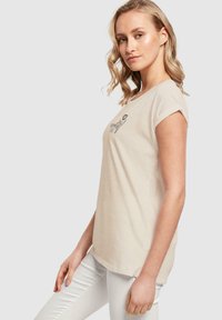 Merchcode SPRING - VIBES EXTENDED SHOULDER - T-shirts med print - white/sand