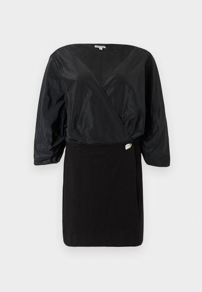 Robe portefeuille noire avec manches longues bouffantes et détail d'épingle argentée à la taille, présentée sur un fond blanc.