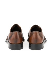 Scarpe in pelle marrone con una finitura liscia, caratterizzate da una suola in gomma nera bassa e cuciture decorative lungo il tallone e i lati.