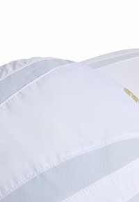 Biała czapka z gładkiej tkaniny, z teksturowanym szarym paskiem i subtelnymi złotymi akcentami. Okrągły kształt z lekko zakrzywionym daszkiem.