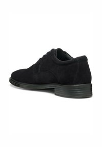 Scarpe da cerimonia in suede nero con punta rotonda, esterno testurizzato e suola in gomma piatta e rigata. Presentano chiusura con lacci e cuciture sottili.