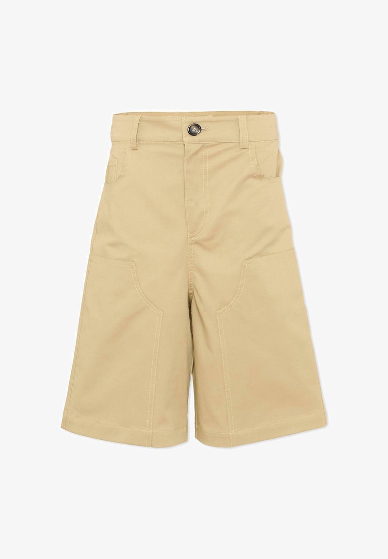 Short beige jusqu'au genou avec passants pour ceinture, fermeture à bouton à l'avant, et poches avant incurvées, en tissu lisse.