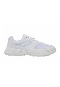 Witte sportschoenen met een mix van soepel leer en mesh materiaal, een gevoerde zool en een afgeronde neusvorm met minimale accenten.