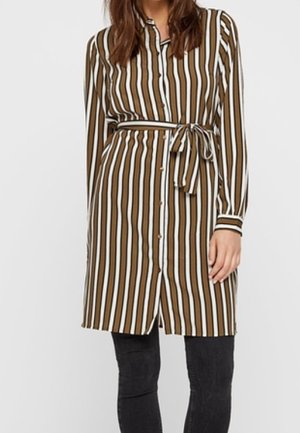 Abito camicia a righe marroni e bianche con vita con cintura, davanti con bottoni, maniche lunghe e polsini a contrasto.