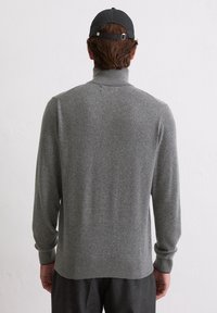 Grauer Langarmpullover mit hohem Hals. Aus weichem Material, mit gerippten Bündchen und Saum. Einfaches Design ohne sichtbare Logos.